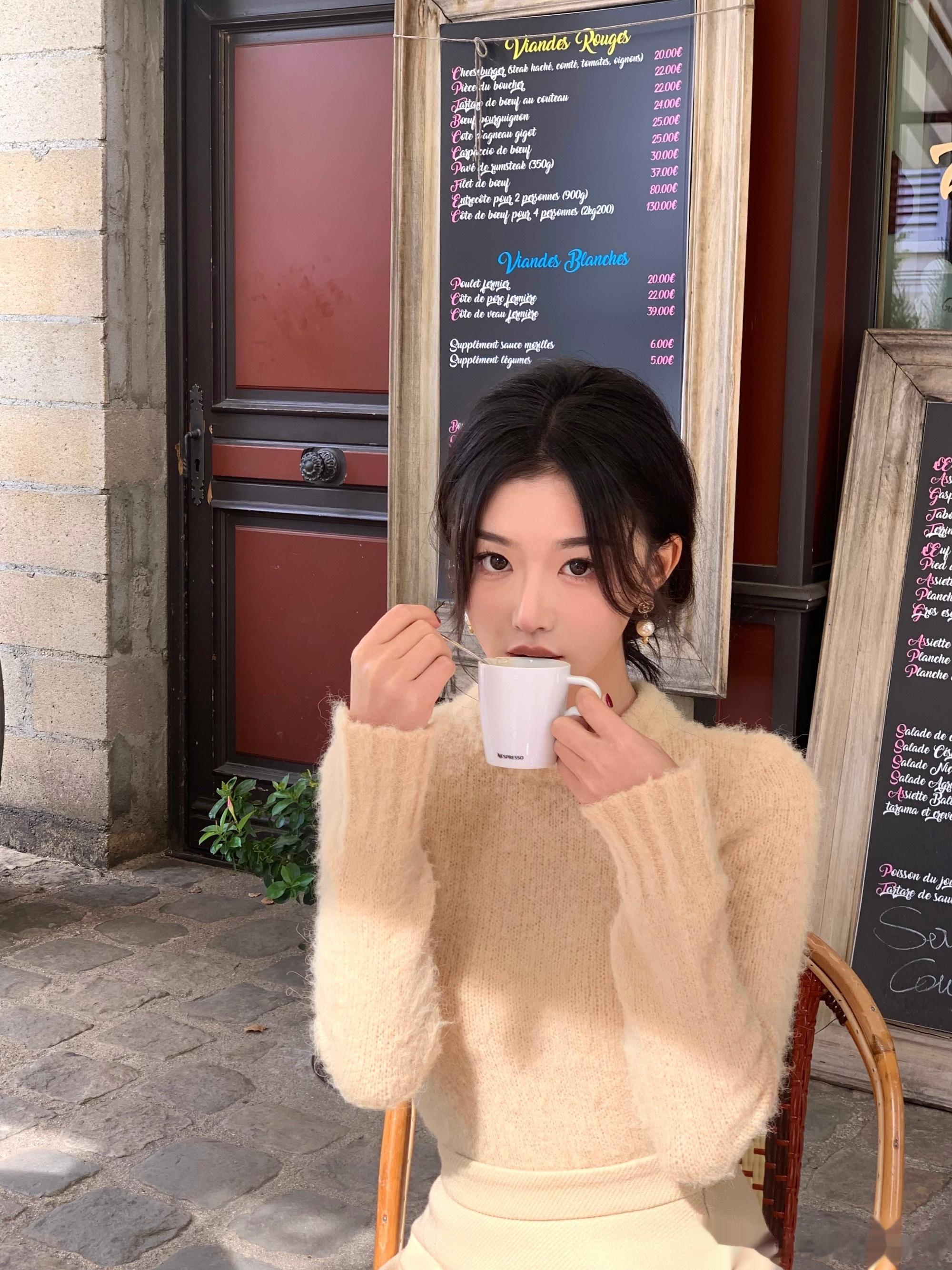 #孔雪儿初秋下午茶#孔雪儿的巴黎随拍真的太美啦，好惊艳呀！黄色美拉德套裙真的好适