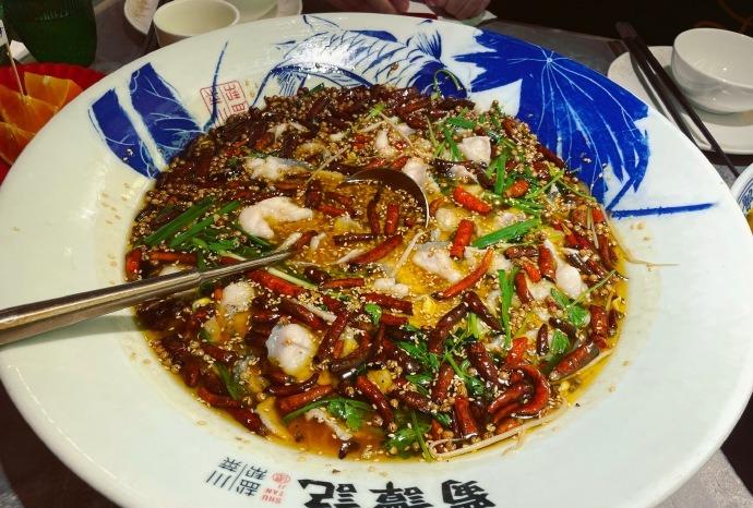 不知不觉，大家也都到了排长队去领社区发放鸡蛋的年龄啦～看着手里拎着的这份实惠，心