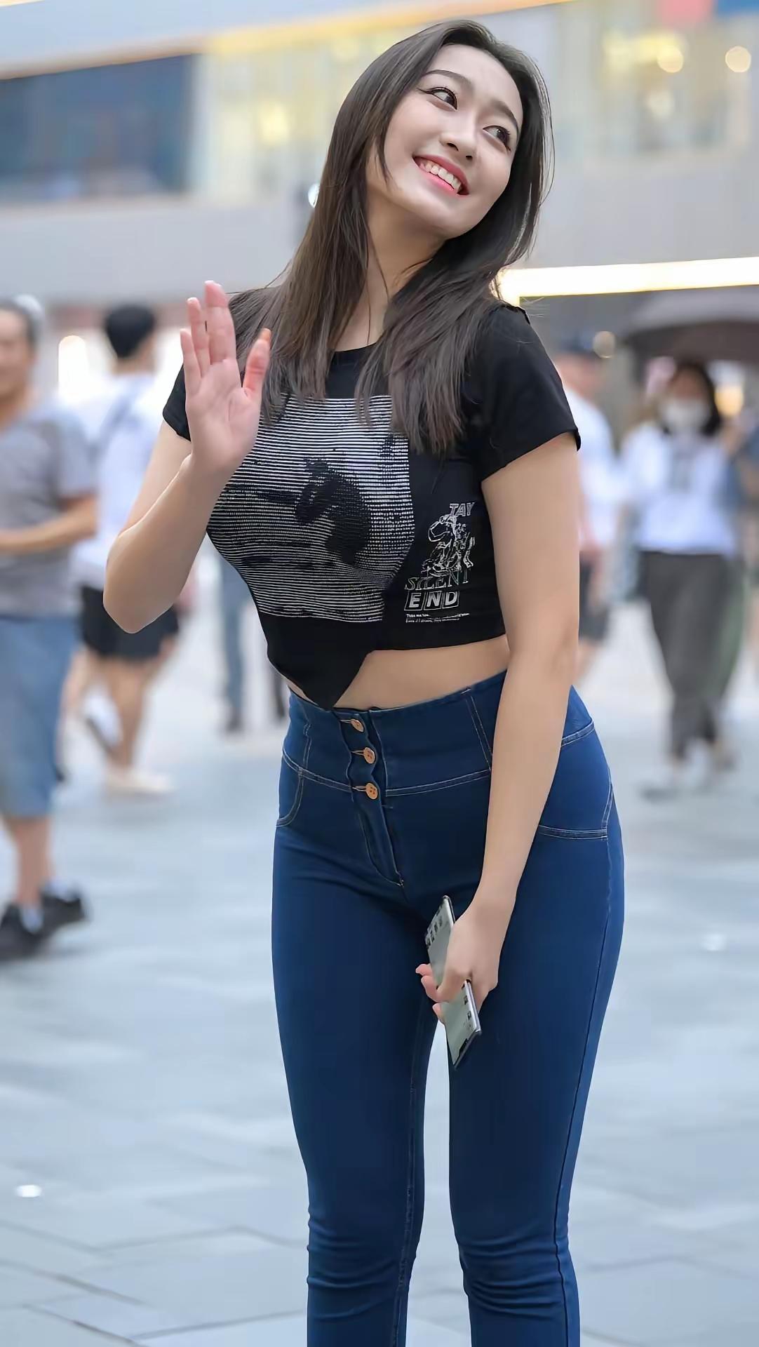 蓝色高腰牛仔女裤的优雅时尚搭配和塑型效果。
蓝色高腰牛仔女裤对腰、腹、臀、腿的塑