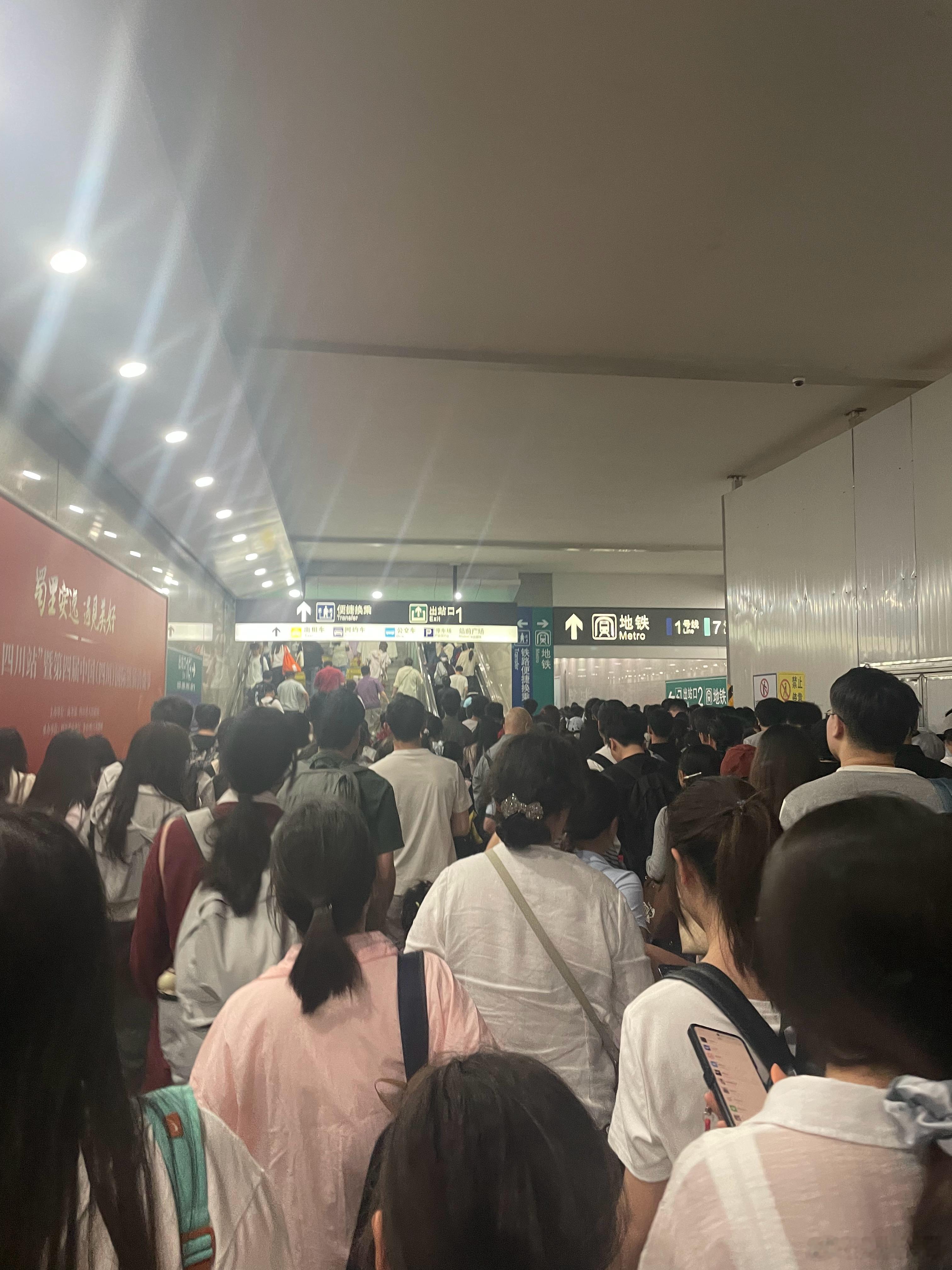 还是很久没看到这么多人了，有幸这两年又出来打工了才能见到这种盛况，差点因为人多给