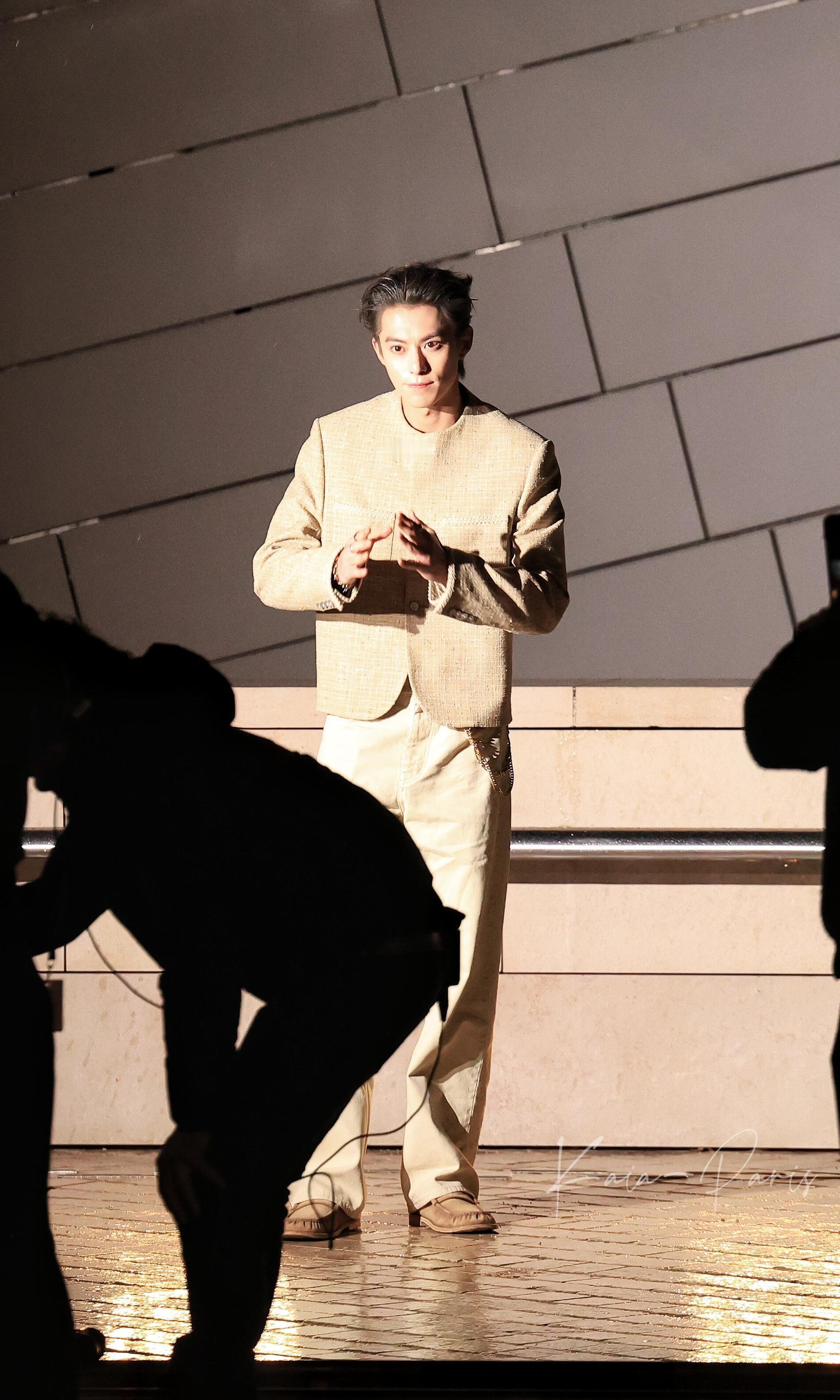 王鹤棣lv秋冬男装秀生图，少爷又闪耀巴黎了🥵王鹤棣lv秋冬男装秀生图