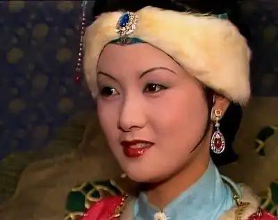 不必为王熙凤抱屈

很多人读红楼，总觉得王熙凤一生操劳，为贾府殚精竭虑，放贷敛财