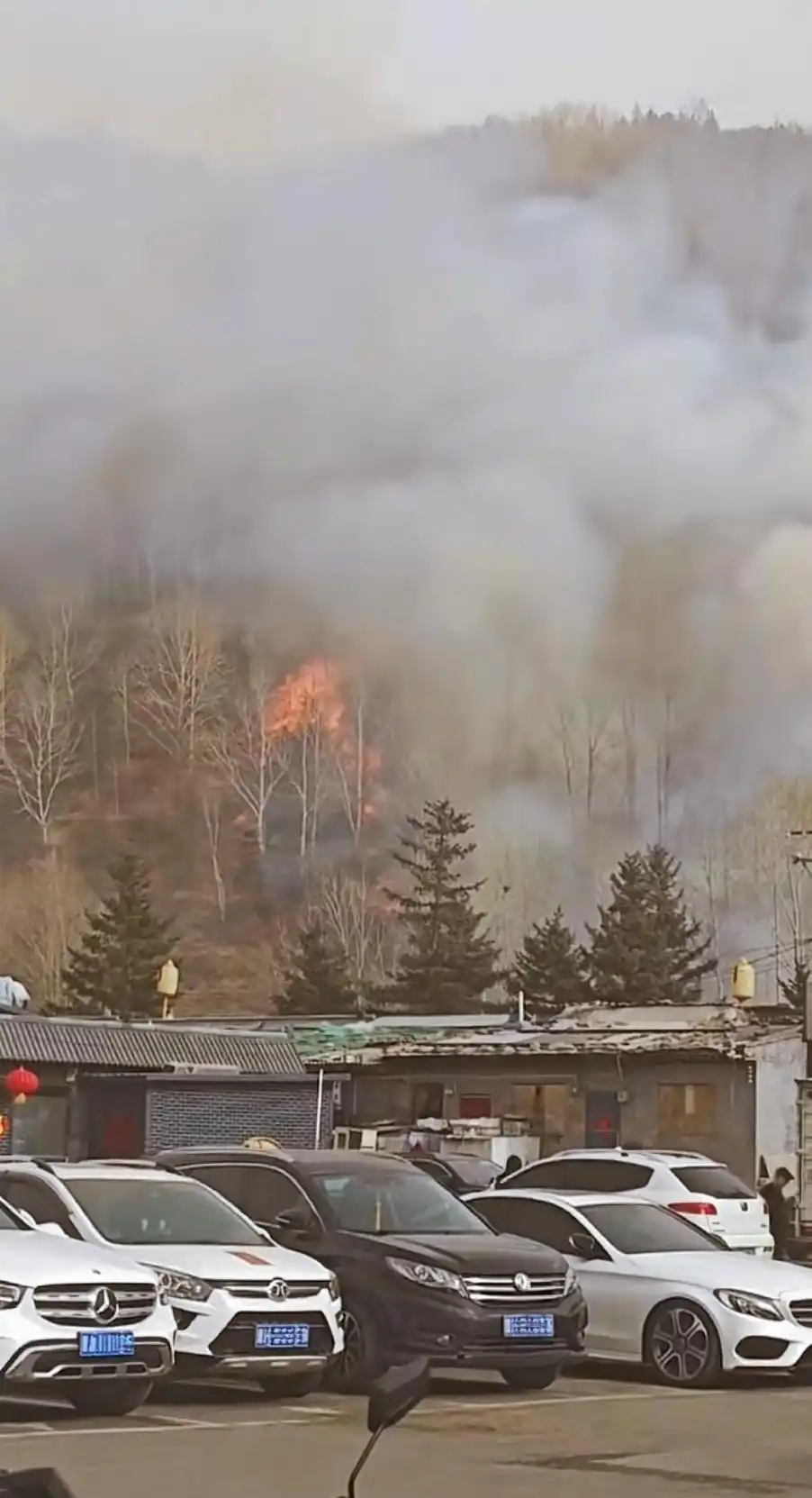 五台山景区突发大火：大火持续8小时，瘆人画面流出，官方回应伤亡情况。 