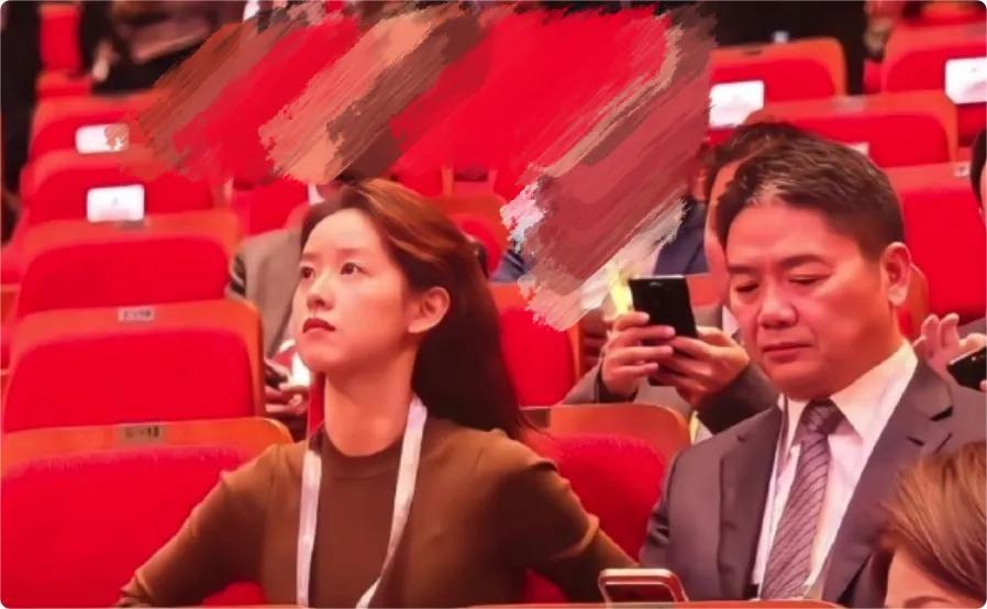 漂亮气质事业方面又相当厉害的老婆，谁娶了都会没有安全感的。
不过刘强东这么说真的