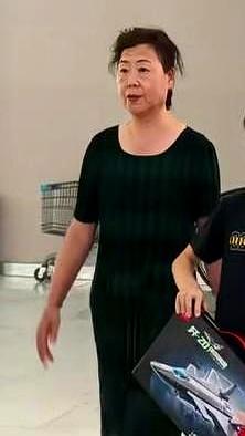 今天航海长这波操作高低得吃个“差评”，居然忘了开美颜，直接把老太太的真实状态给暴