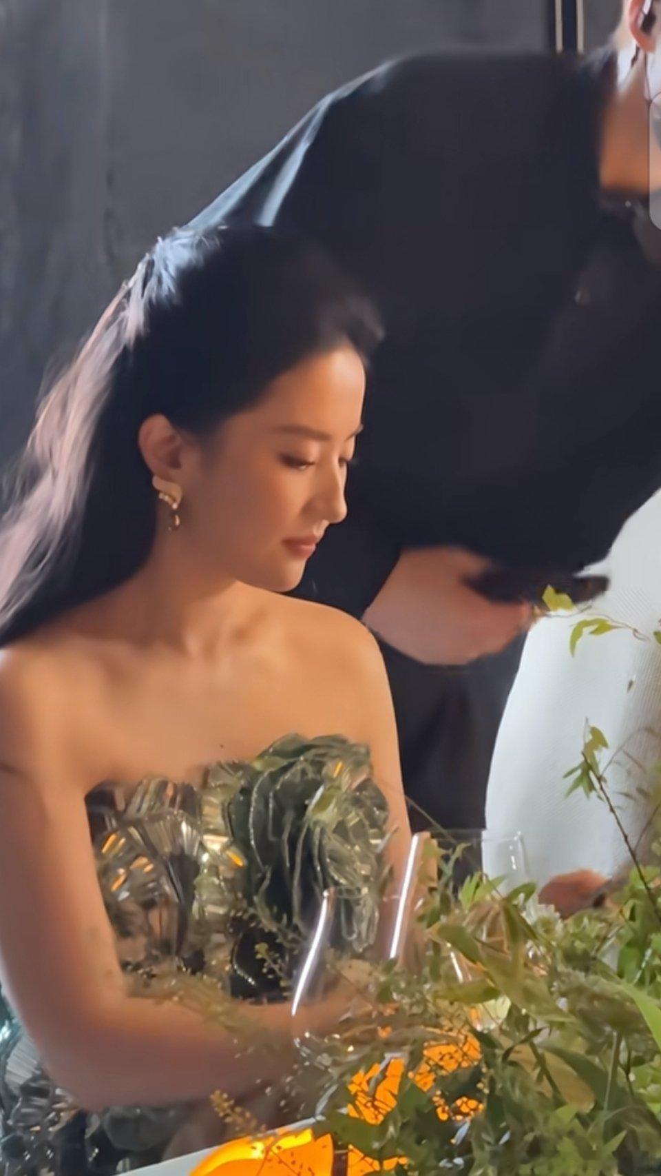 美丽动人，可爱萌神！女神今晚入我梦里嘛！刘亦菲冰晶玫瑰刘亦菲