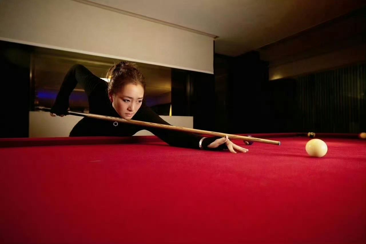 巩俐打台球🎱，又帅又飒！气场这东西真不是随随便便长得好看就有的！