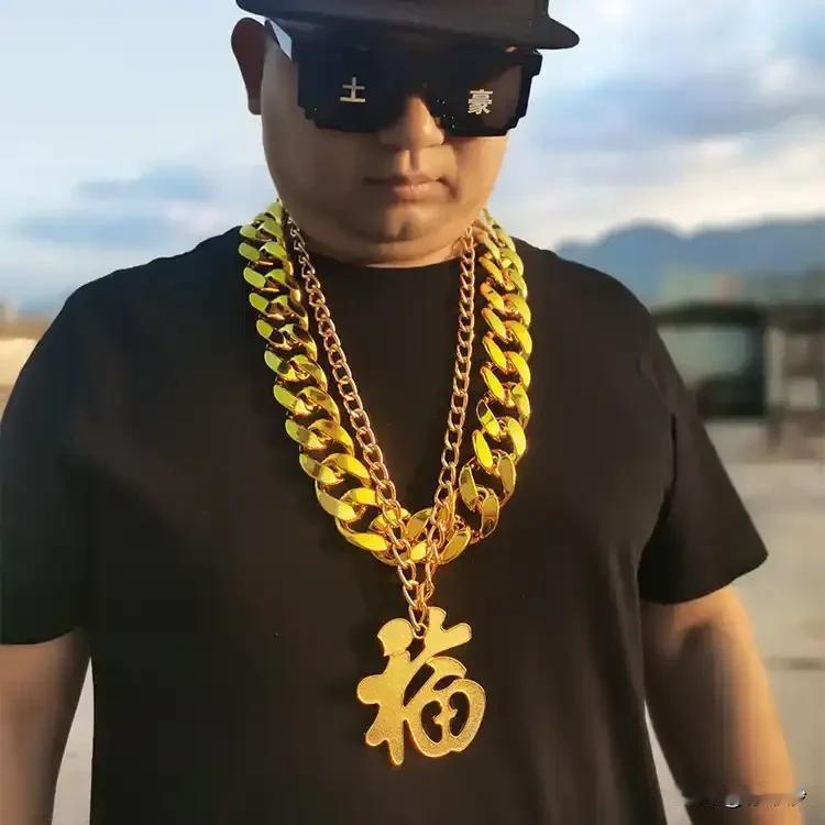 带个大金链子的人竟然干这种事儿?
今早，我去大连港客滚码头附近一家包子铺吃早餐，