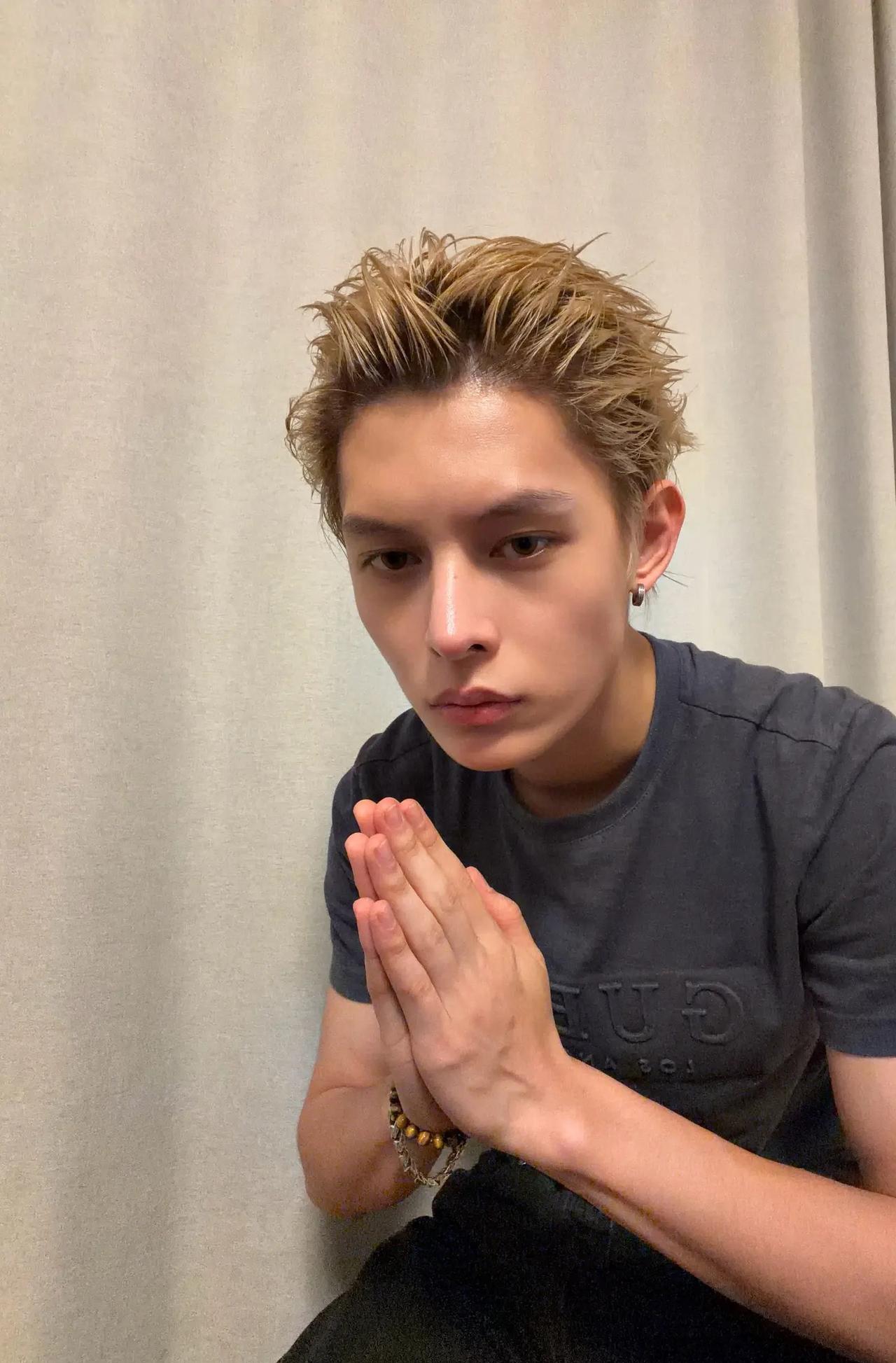 哥哥，你也想你的家人吧。当队友都和家人一起去聚餐，只有你自己一个人在宿舍感谢粉丝