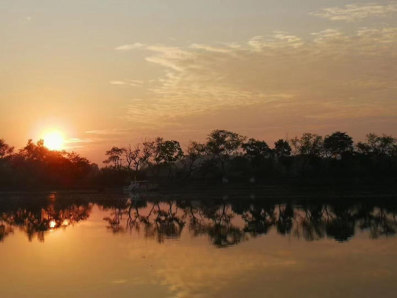 天净沙·闲居
朝忙暮静清欢，
粗衣淡饭心宽，
抛却浮名俗绊。
流年安渡，
清风伴