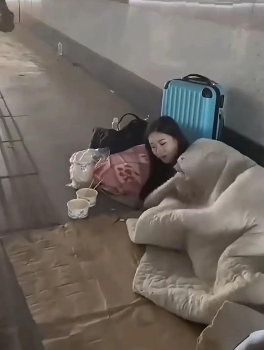 女子流落街头睡觉被人围观，女子说：“我不是要钱的，我就是被我妈赶出来了。”有人问