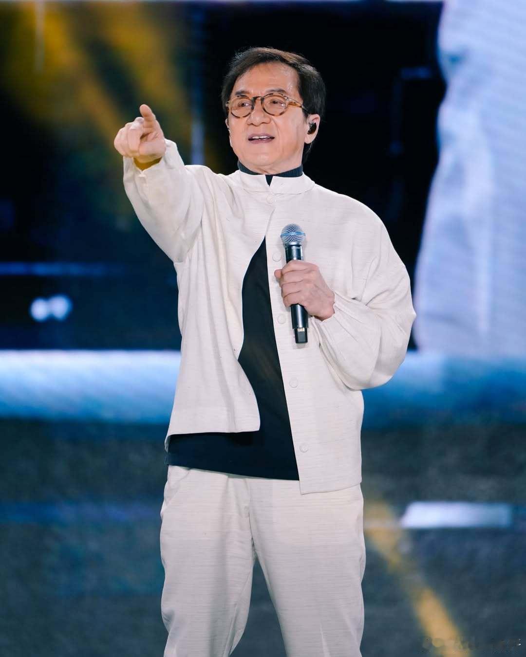 成龙说玩音乐要花点功夫从功夫传奇到音乐舞台，成龙用实力诠释热爱，枣林湾音乐节迎来