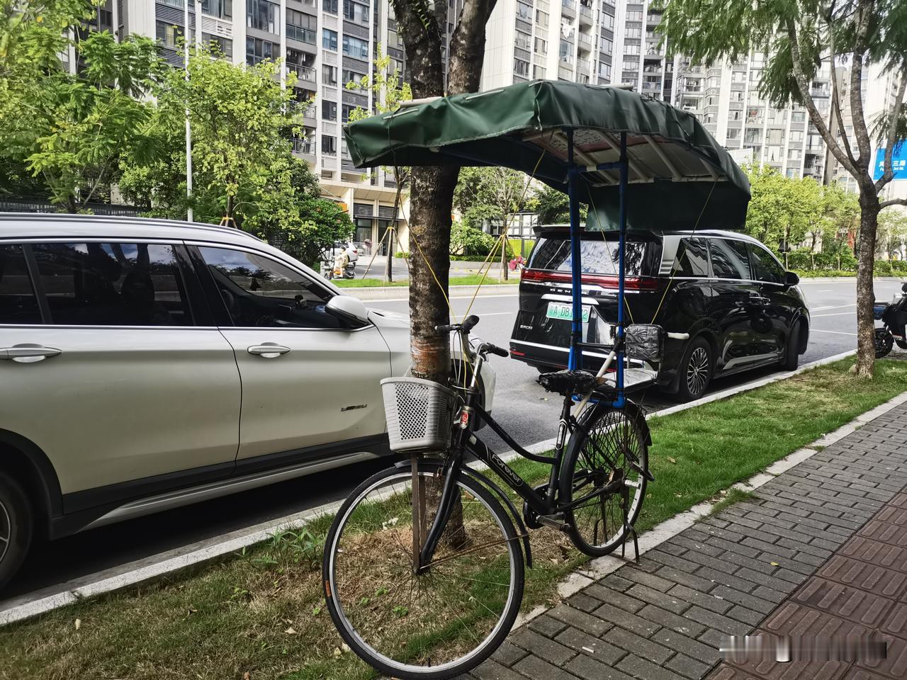 分享一张你随手拍的风光这位车主的心真大，给爱车装了一个车篷，搞得像一顶滑翔伞似了