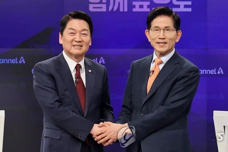 安哲秀虽然党内败给了金文洙
但没有改变他的竞选思路。
尹锡悦立即退党。
金文洙立
