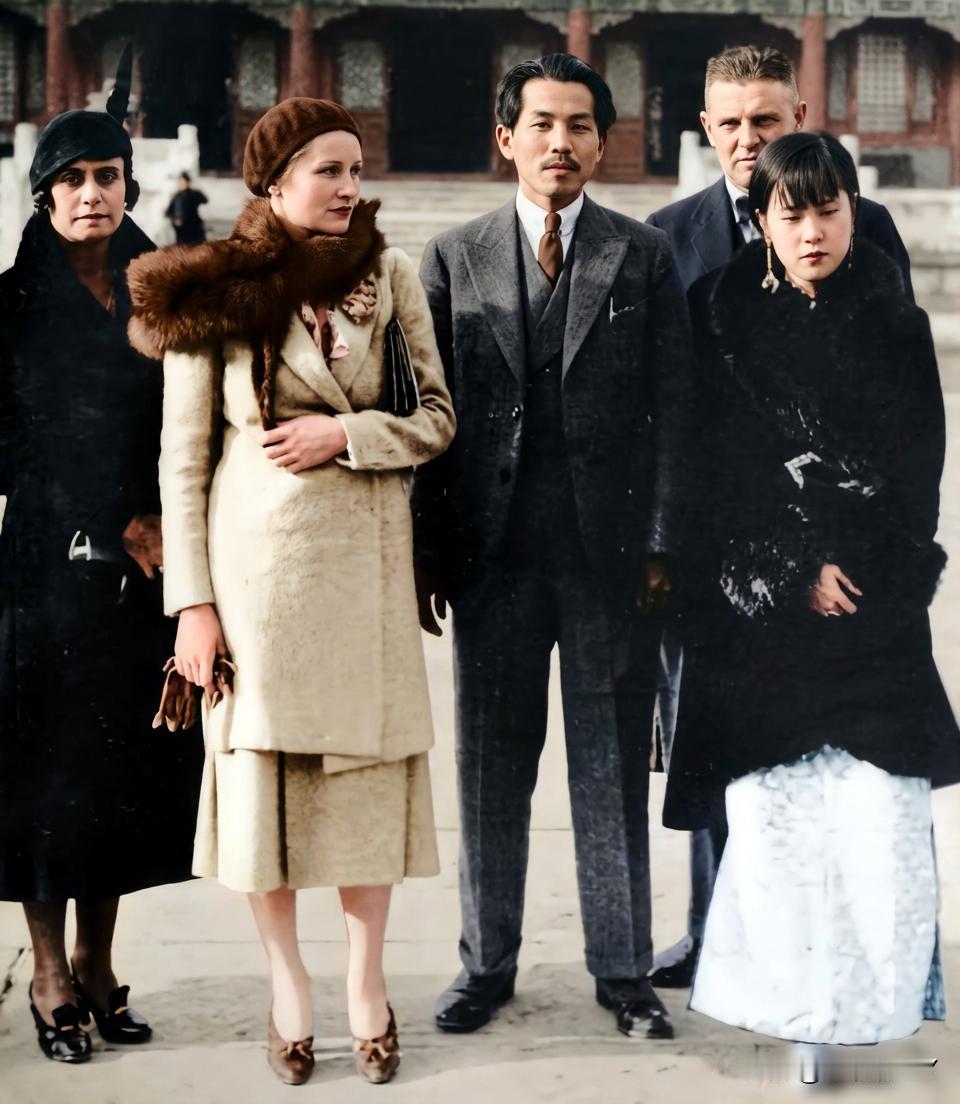 一九三一年，在北平的少帅张学良与原配夫人于凤至、埃达及外国友人。这绝不是演戏，也