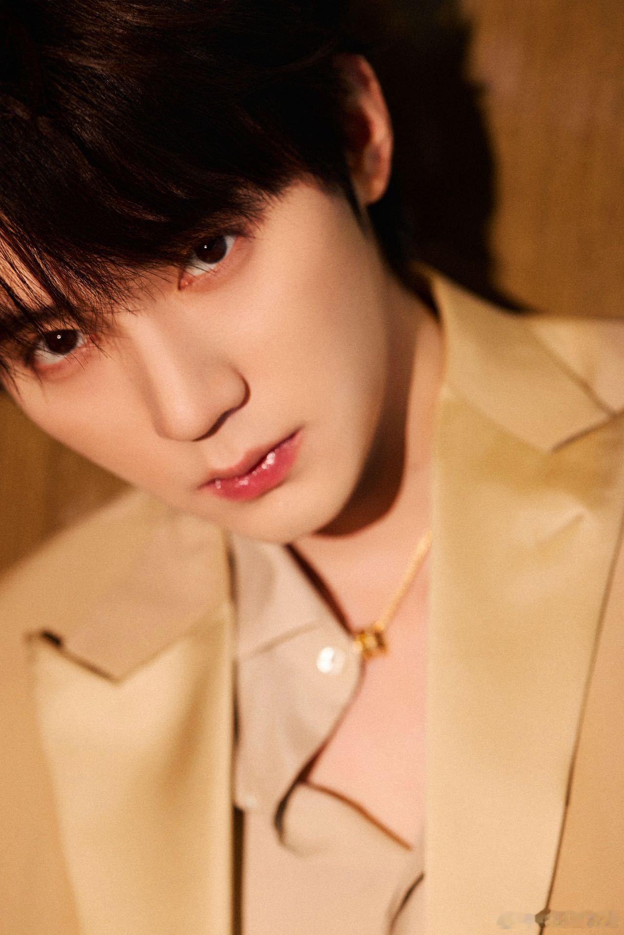 周翊然 矿泉水系00生 五官清爽比例绝，矿泉水般干净感扑面而来～ 