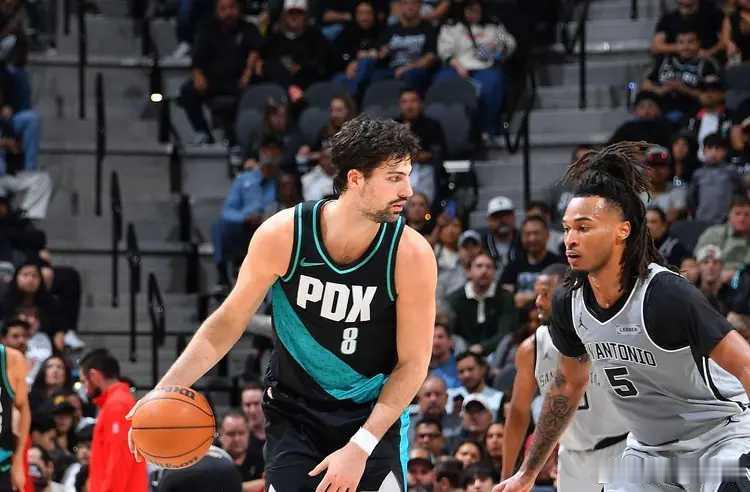 01月04日NBA常规赛继续进行，波特兰开拓者队（16胜20负）收获连胜。阿夫迪