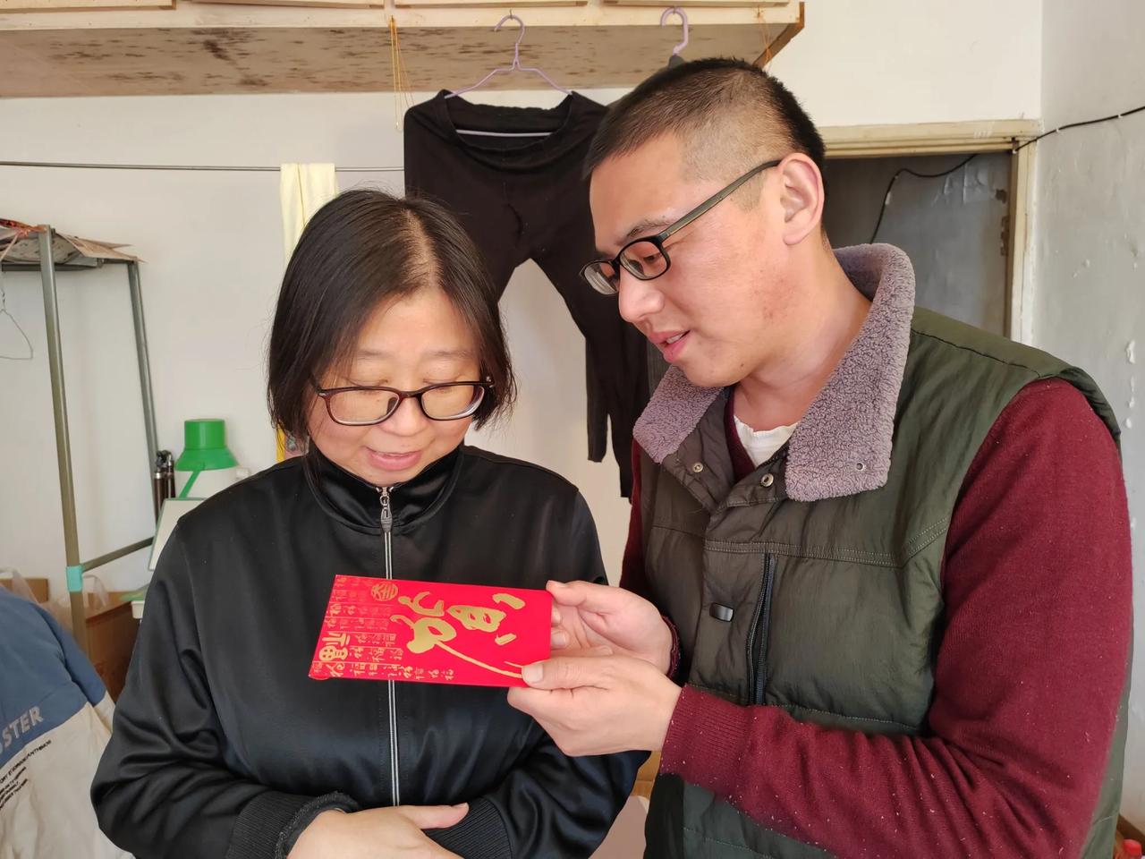 姐弟恋马上就要分开了，明天我就要回河南老家了，姐姐要留在大连，我们各自在自己家乡