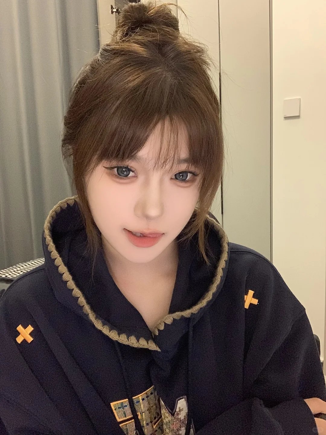 发色终于掉成黄毛了