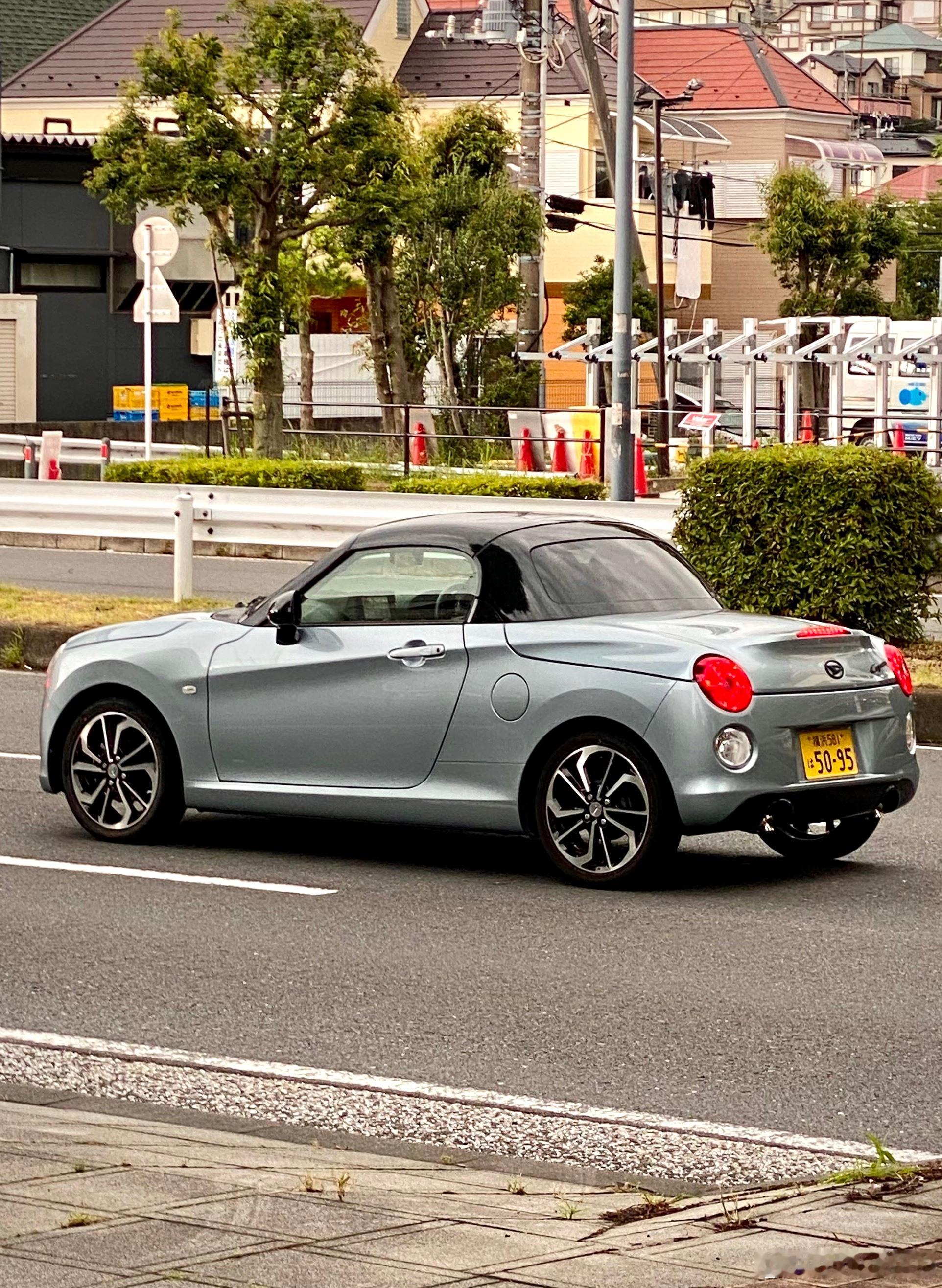 在環二路上發現這輛好像是Daihatsu Copen20週年限定版紀念車型⋯⋯⋯