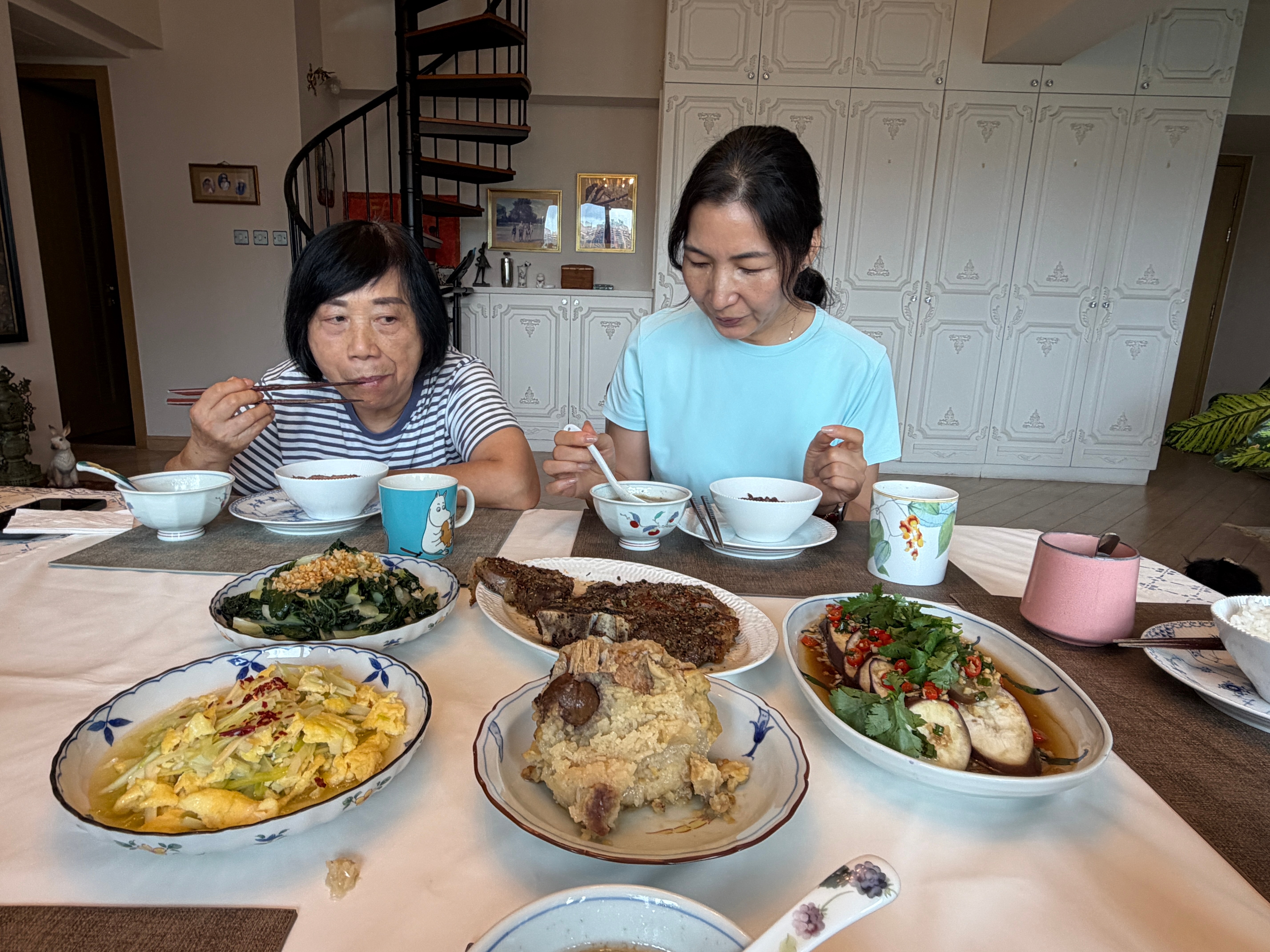 我妈说话很婉转。午餐时我问她你喝鸡汤吗？她说老母鸡汤才香。我说那你到底是喝还是不