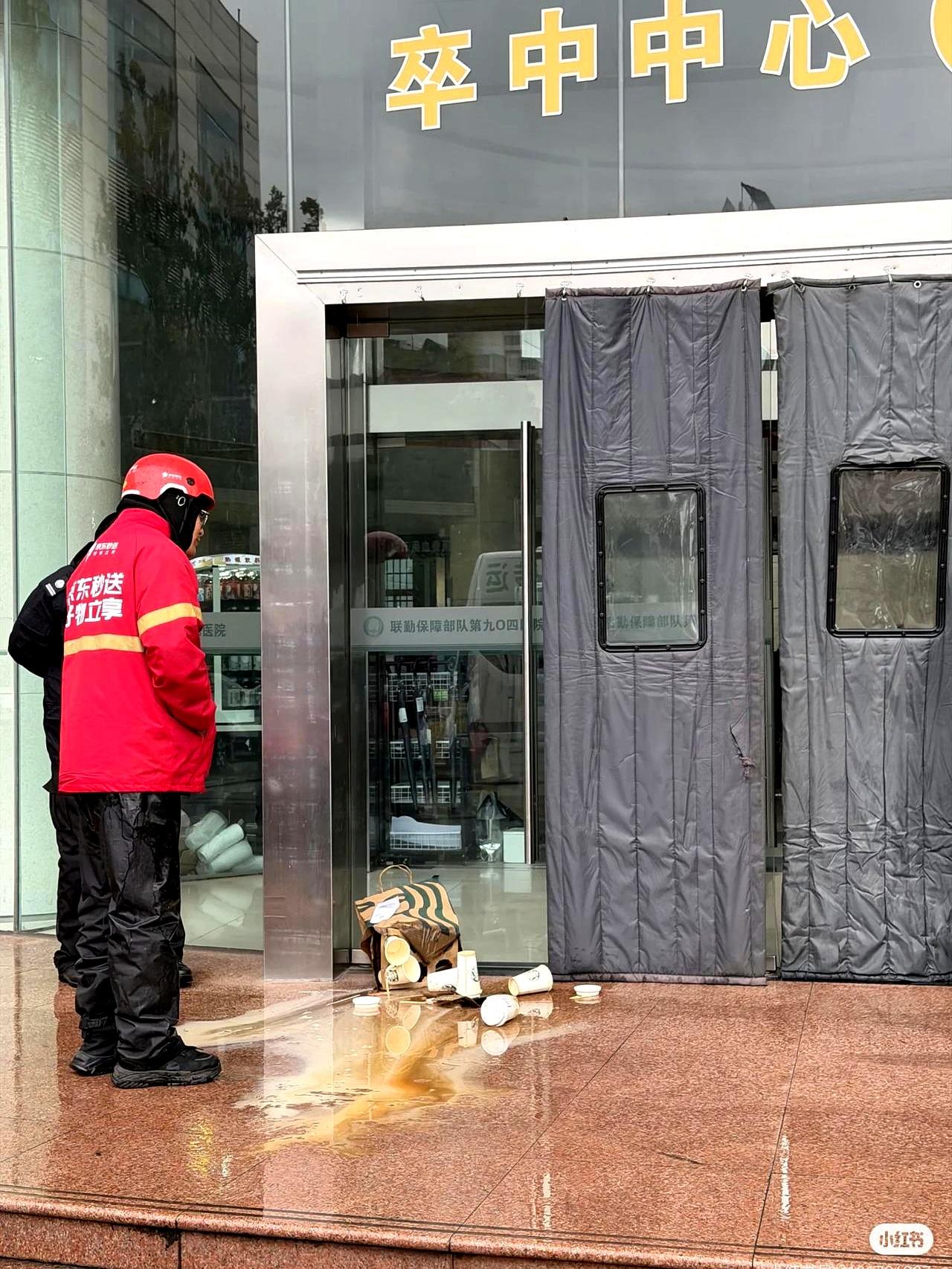 刚刷到一个事，看得我心里五味杂陈。
大雨天，外卖小哥手里那袋星巴克，纸袋子一湿直