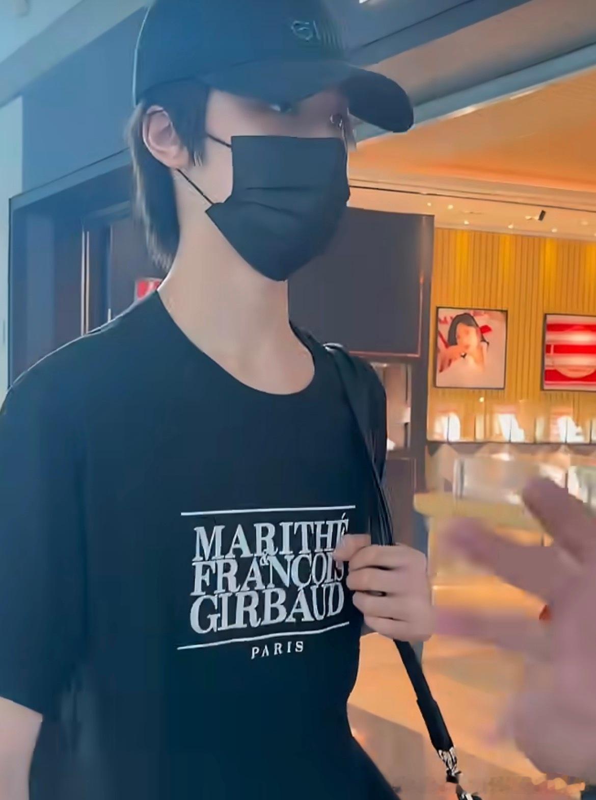 魏子宸打掉私生手机摔你手机就受着呗，都说不要拍了还拍想必魏子宸已经忍了很久了，忍