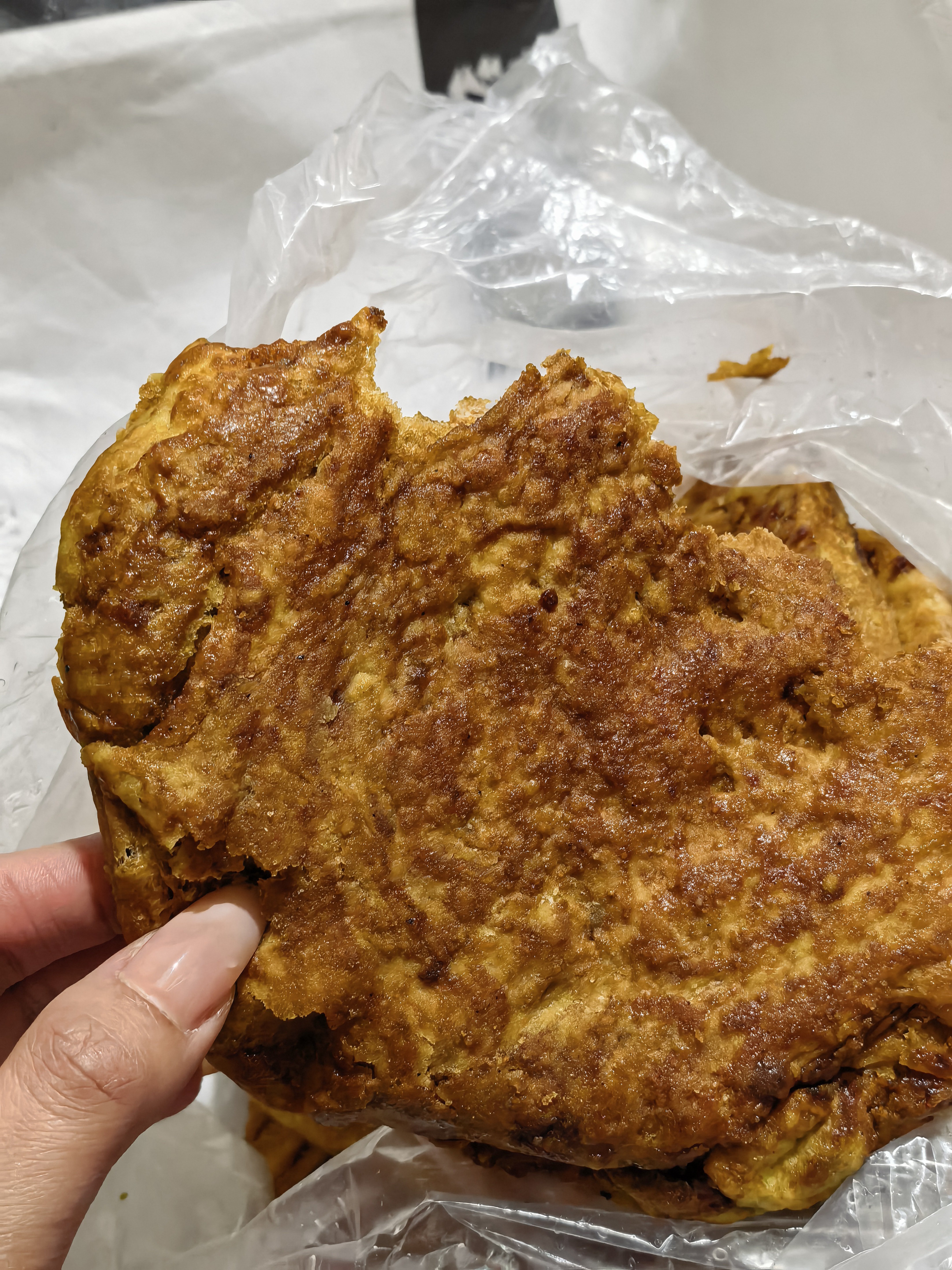 这次五一回老家，吃了好多特产，超级好吃（糖大饼），你们那边有这个吗？ 