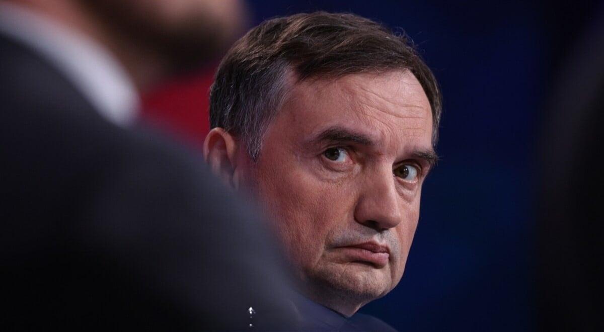 匈牙利政府宣布对目前正在遭到起诉威胁的波兰前司法部长兹比格涅夫·齐奥布罗提供政治