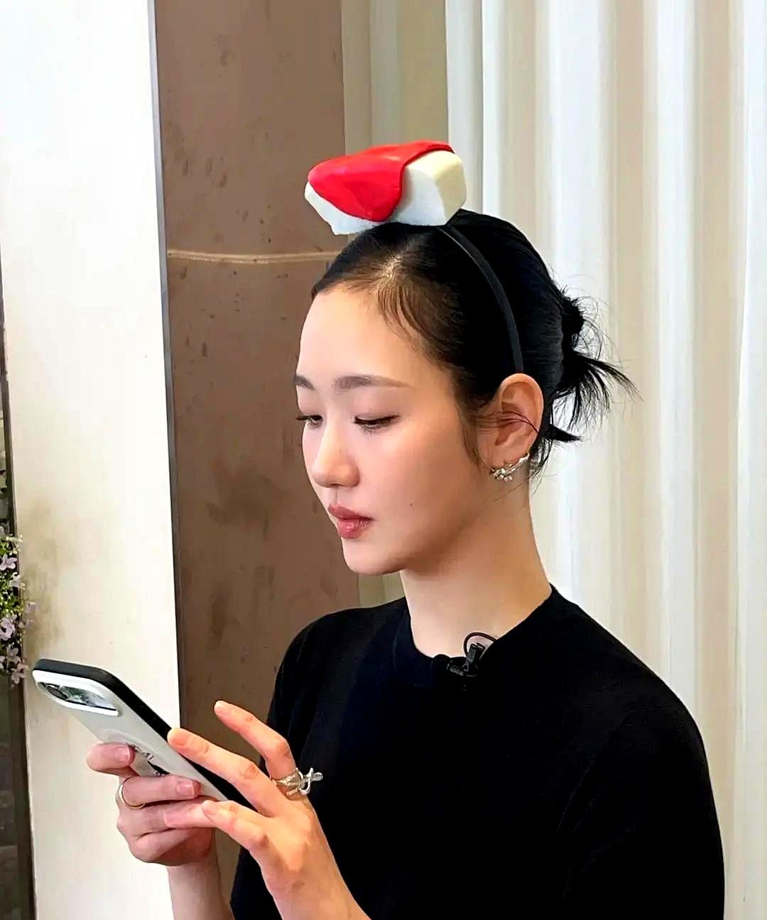 金高银戴寿司发箍自拍爆了！
 

她在个人社交账号晒出两张日常自拍。穿黑色高领衬