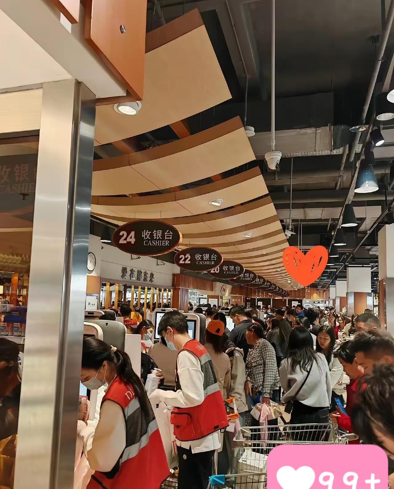 我姐在胖东来干了一个月，拿了1万1的工资。家里人都挺高兴，但我发现，让她整个人变