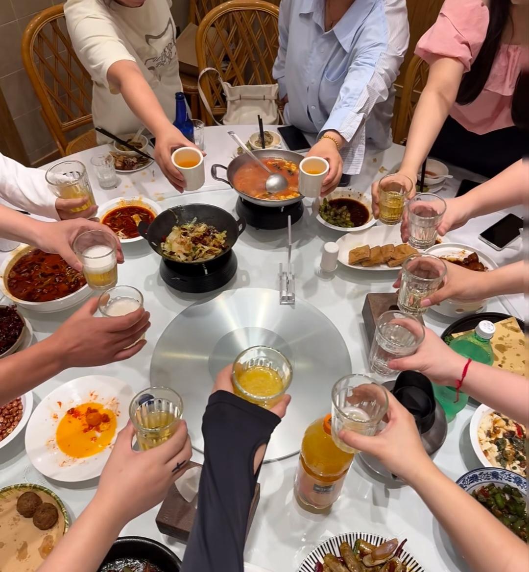 昨天我拒绝了一个闺蜜家孩子的满月宴
不光人没去
也没随份子钱
你先着急喷我“绝情