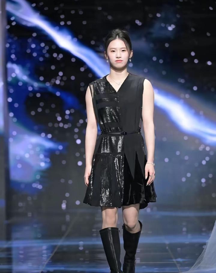 微博之夜的芋汐一袭黑色利落礼服亮相红毯，精致的妆容，运动员独有的挺拔身姿让气质直