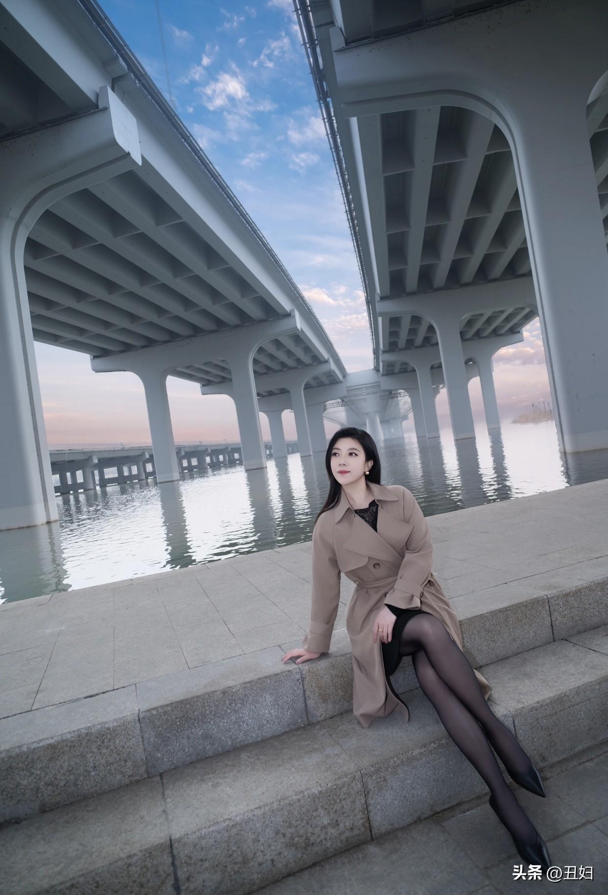 晒图笔记大赛优雅漫步在桥下，享受都市的宁静与美丽。