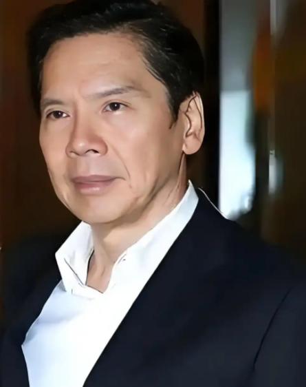 惹向华强尚可活，惹向华胜必死！这话在当年的香港娱乐圈，没人敢不服。
 
向华强大