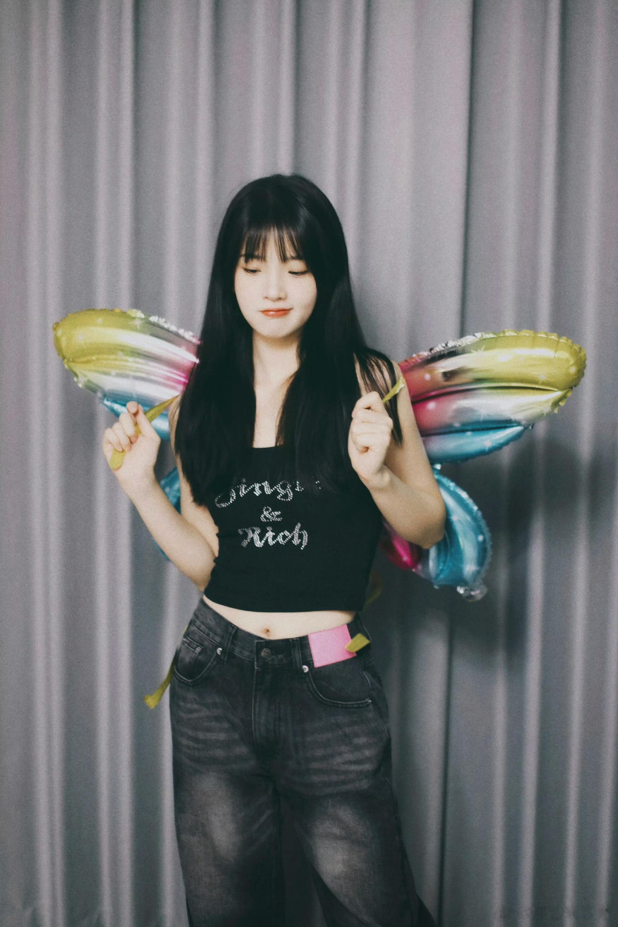 #张淼怡[超话]##张淼怡蝴蝶翅膀# 张淼怡的彩色蝴蝶翅膀形看上去非常有童心，并