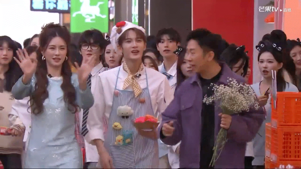 #时代少年团集体吃烤肠#时代少年团集体吃烤肠的场景宛如童话世界里的可爱画面，他们