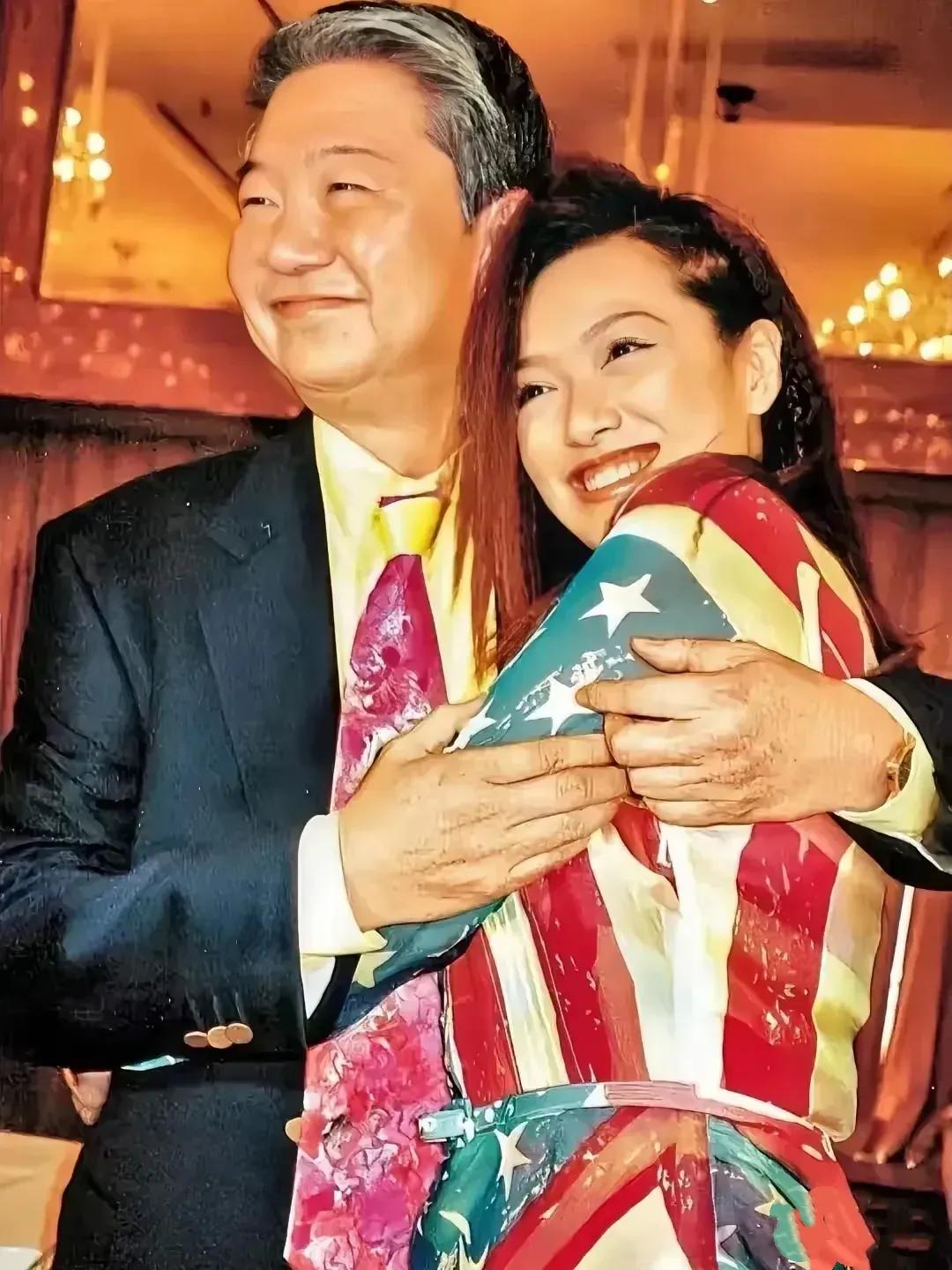 都说蔡澜是“人间逍遥客”，搂着60多个女友的传闻成了流量密码，上亿财富更被吹成“