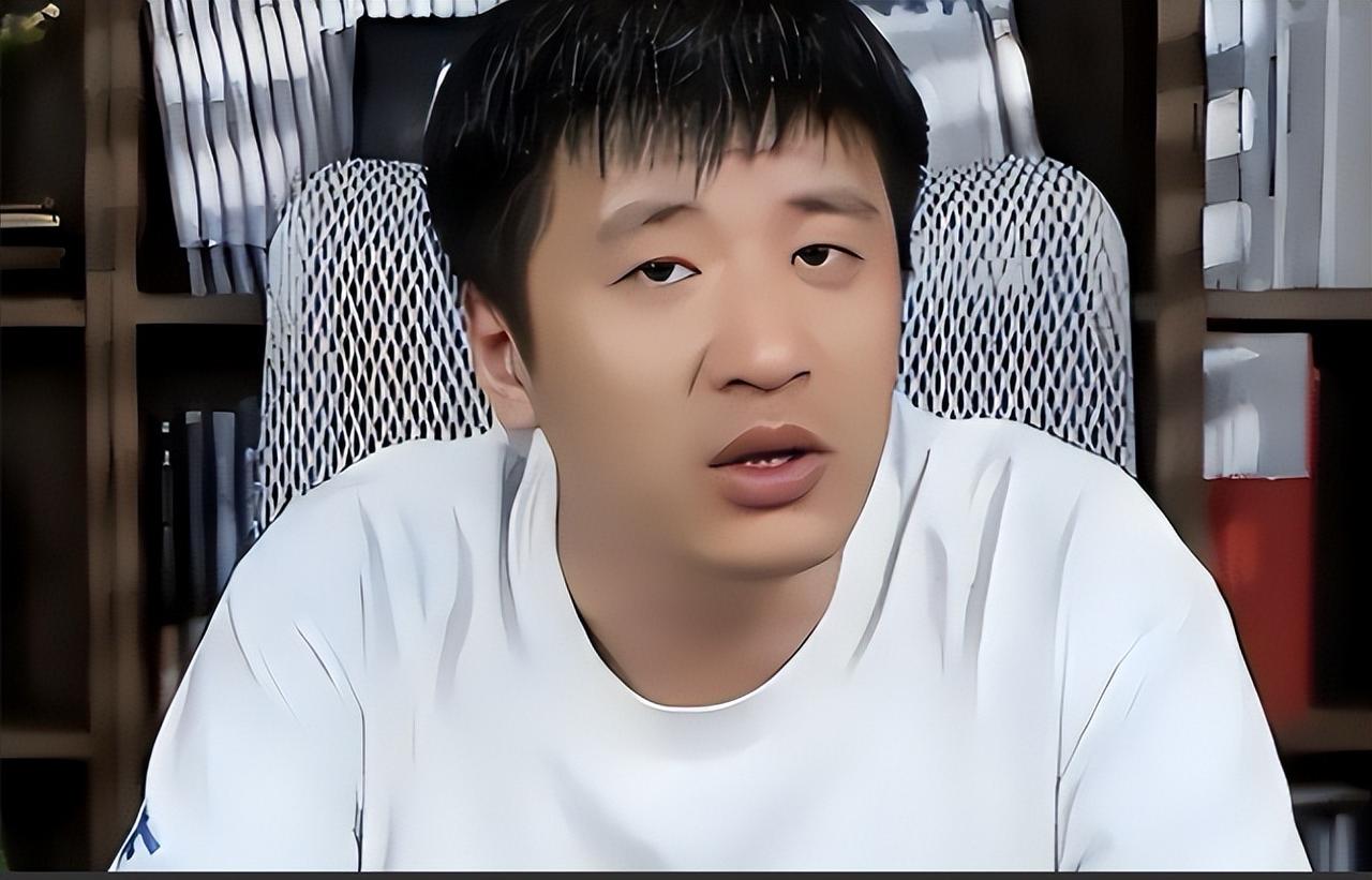 张雪峰被停播
12月3日，中央网信办通报典型案例，明确抖音主播张雪峰因直播中长时