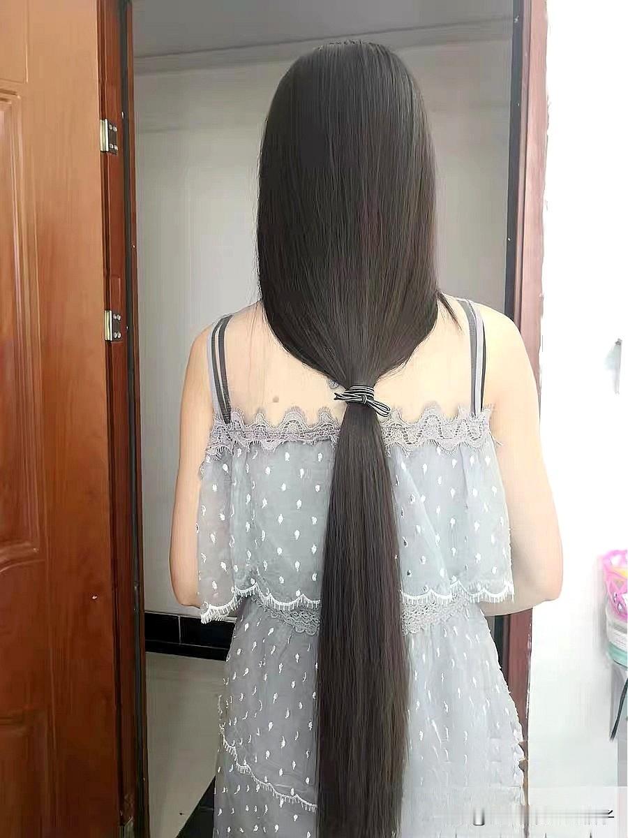 优雅低马尾，清新夏日穿搭