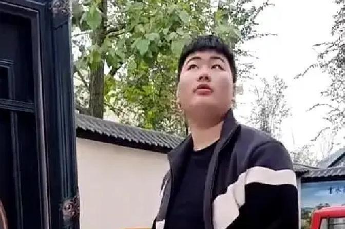 从前那个怕镜头的女孩，现在坐在直播间里，淡定得像座山。
朱雪梅的“翻天”，不是变