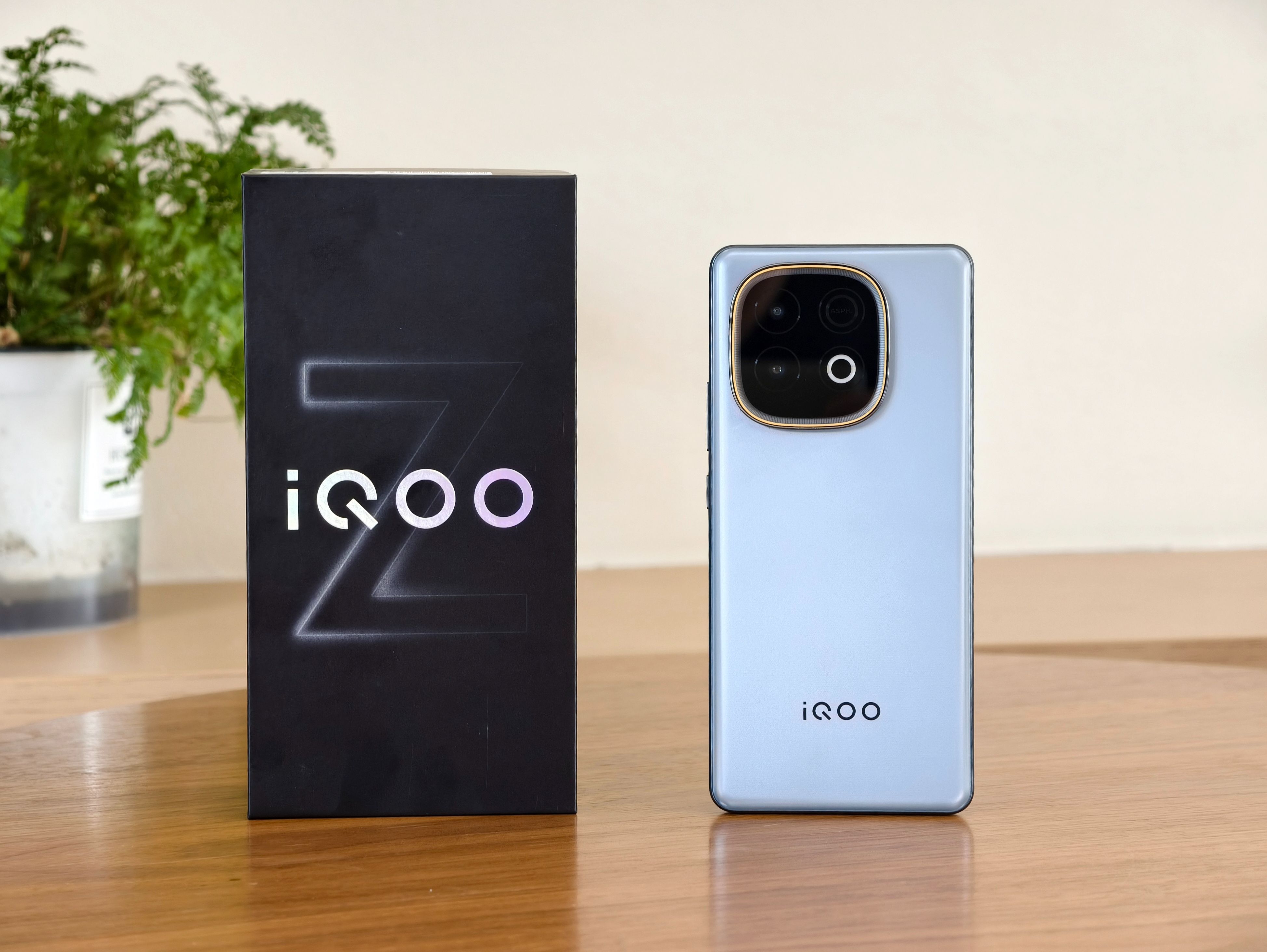iQOO Z10 Turbo+ 的极地灰有亿点点好看啊~极地灰，极地灰，从名字上