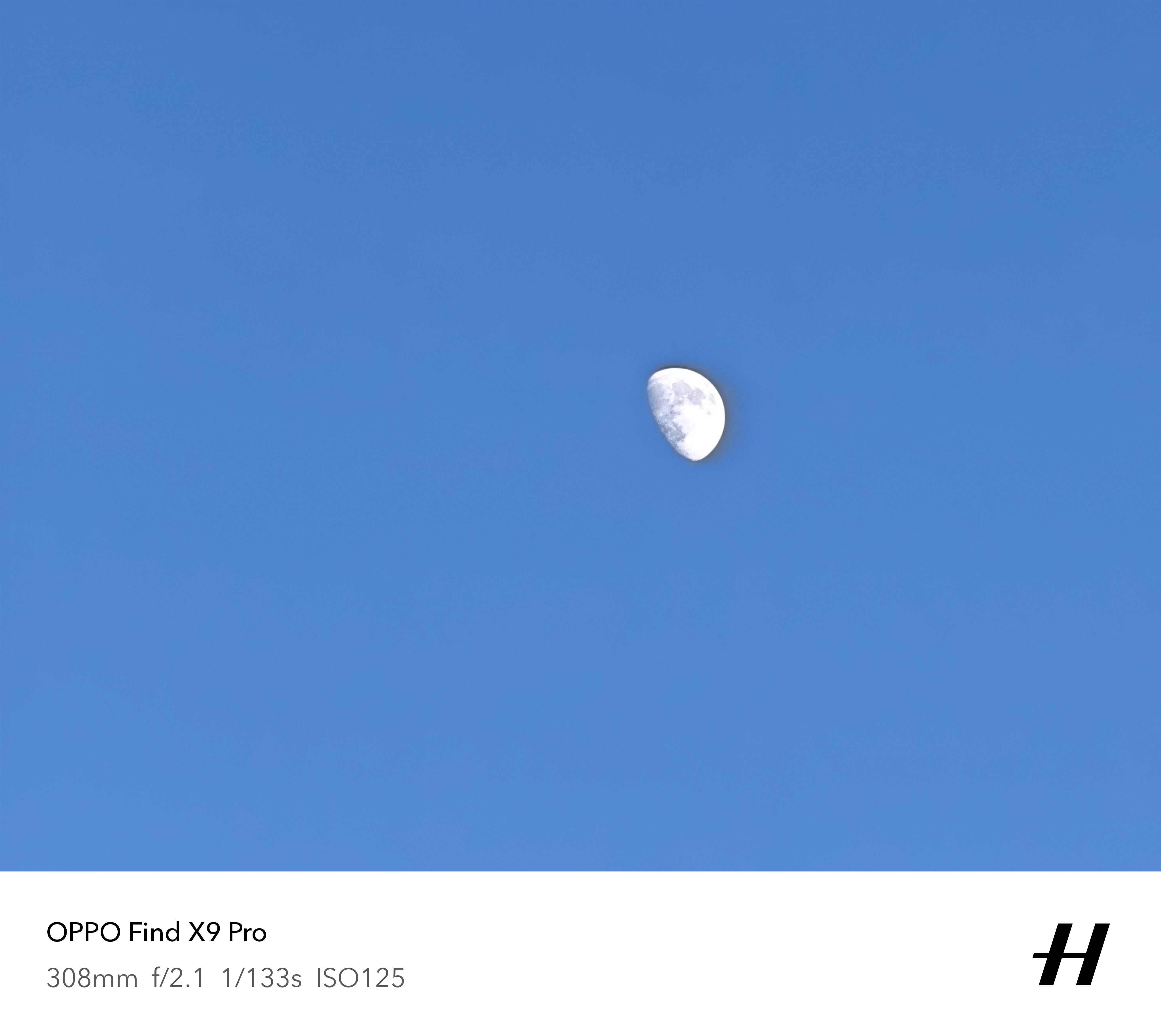 周末回老家小县城了，天蓝水清，还拍到了蓝天下的明月~ 