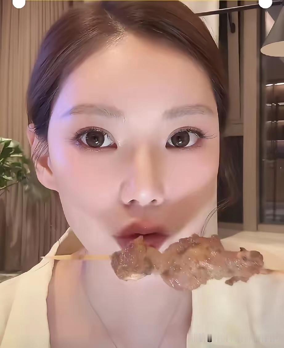 小梅为什么喜欢深夜直播呢？好像好多直播都是晚上播，到底是有什么讲究吗？晚上，大家
