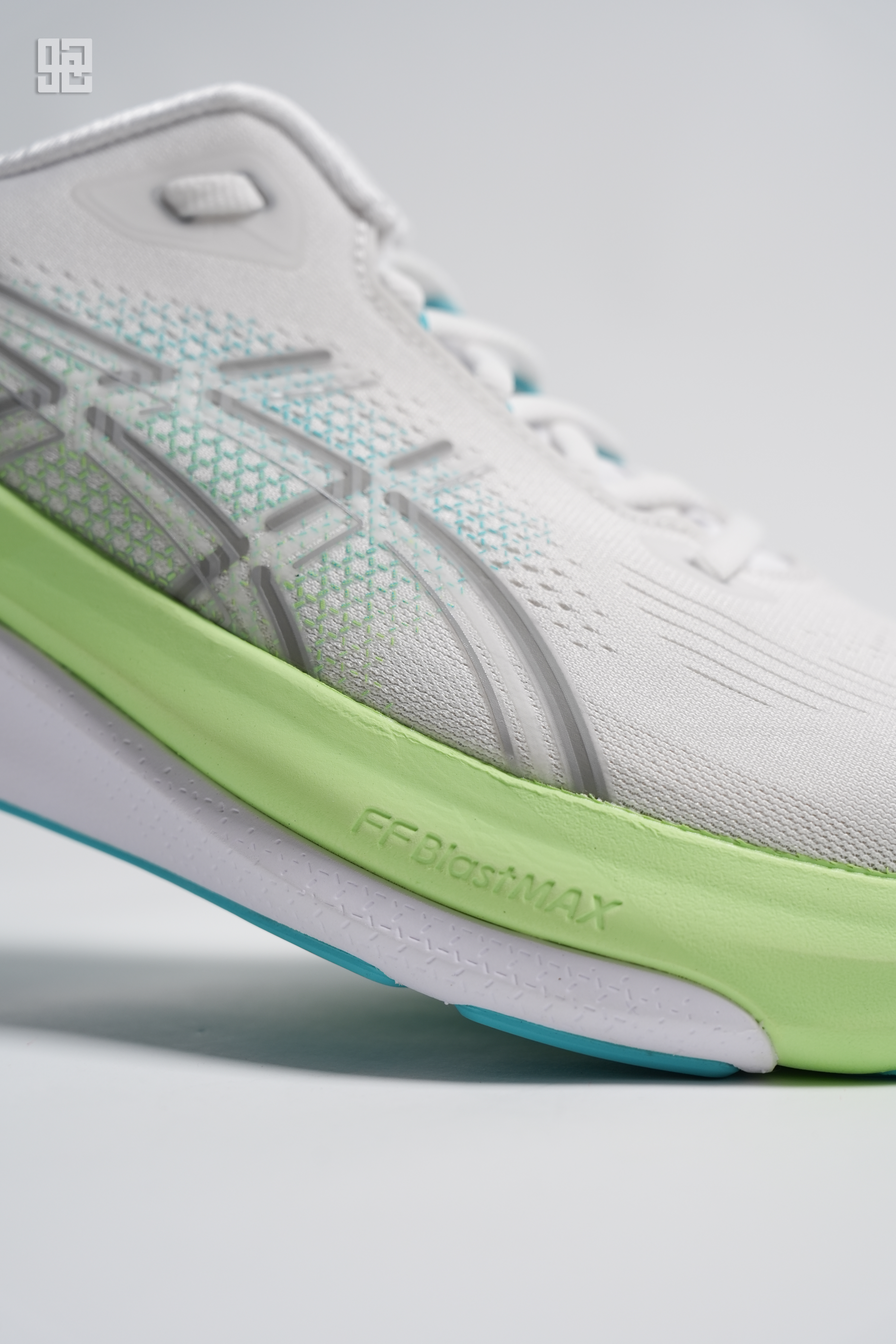 ASICS亚瑟士 GEL-KAYANO 33 跑鞋，采用全新设计的稳定系统，利用
