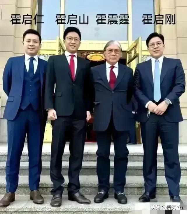 霍启山跟妈妈长的最像，要身高有身高，要长相有长相，要气质有气质，兄弟三人他是最帅