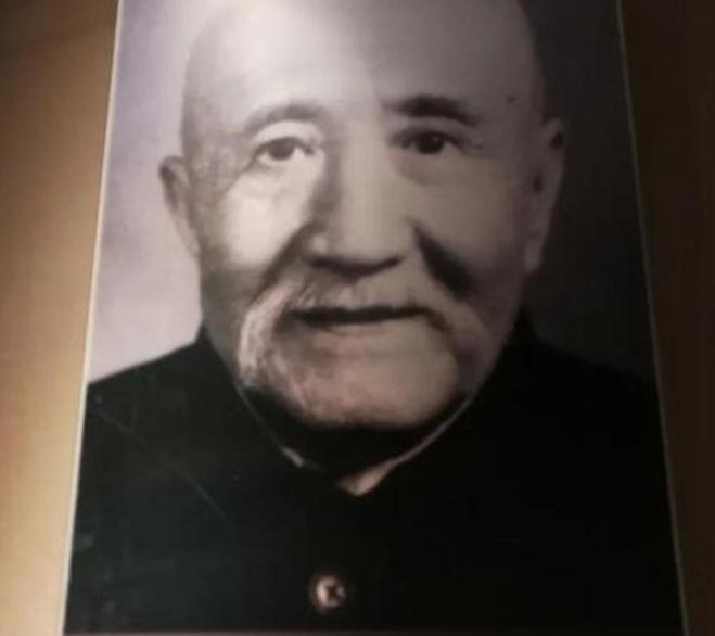 1957年的一天，3名警察突然闯进国家工商行政管理局，逮捕了正在开会的老革命辛树