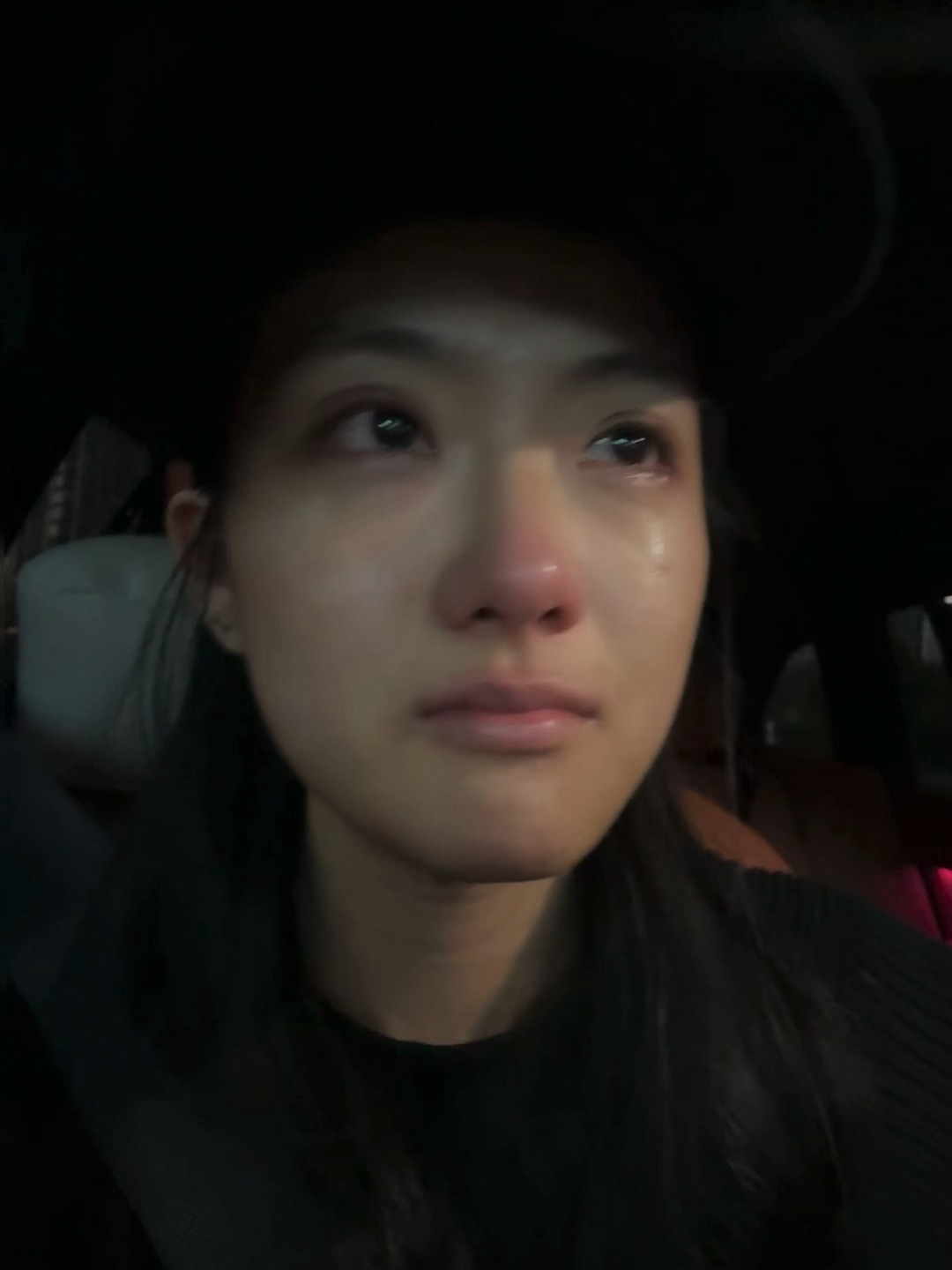 我真是脆弱又坚强的女孩  最近嗑瓜子嗑的嘴角干裂 