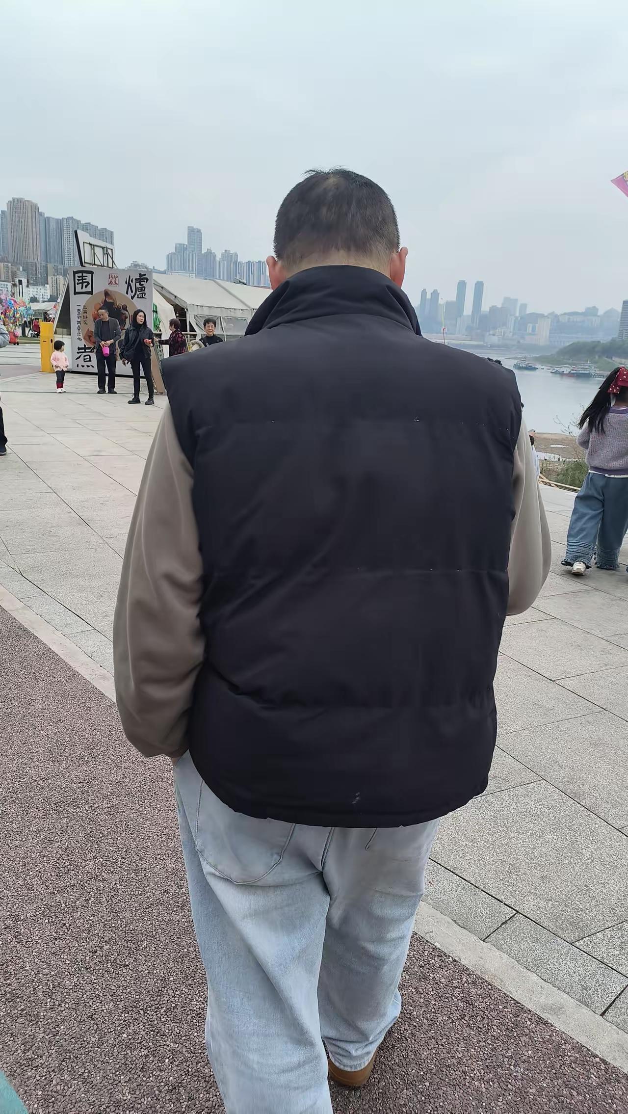 照片中是我丈夫，46岁，失业三个月了。投出去的简历像丢进海里，一点声响都没有。