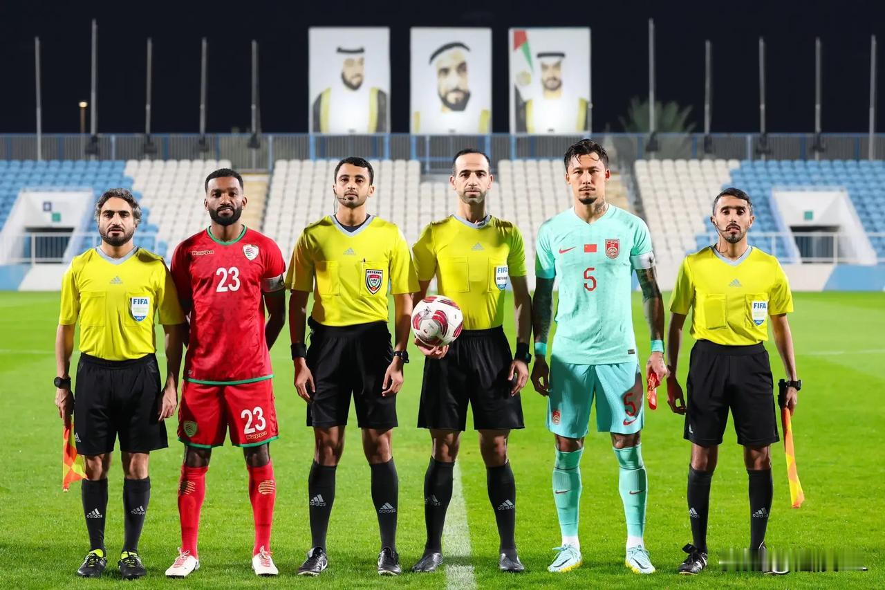 不封闭能行吗？国足也是为了中国球迷真是煞费苦心，不能深夜添堵。
  29日深夜，